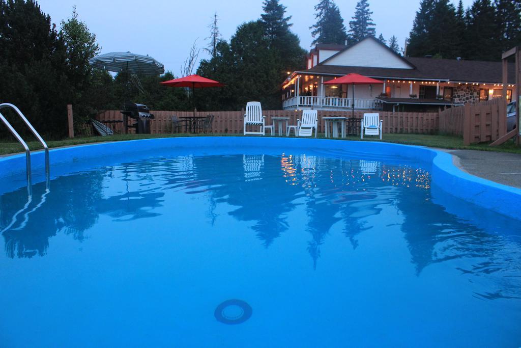 Motel Des Pays D'En Haut Val-David Exterior foto