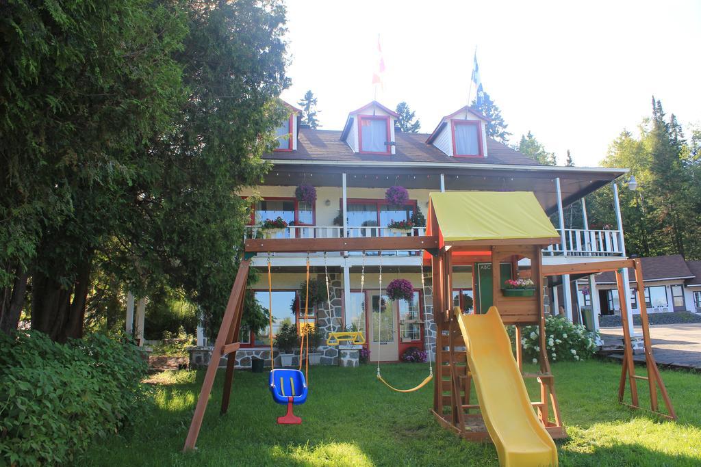Motel Des Pays D'En Haut Val-David Exterior foto