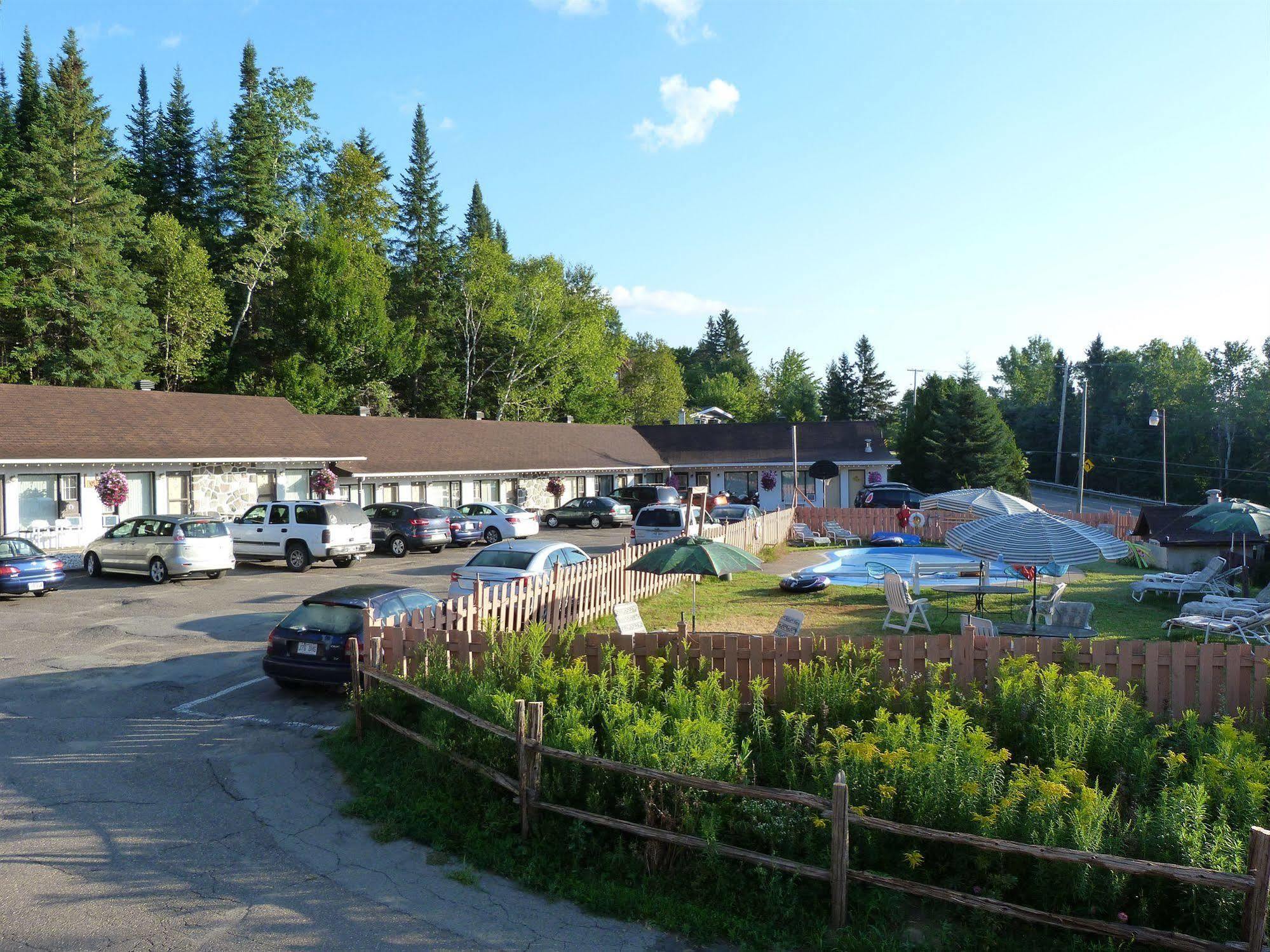 Motel Des Pays D'En Haut Val-David Exterior foto