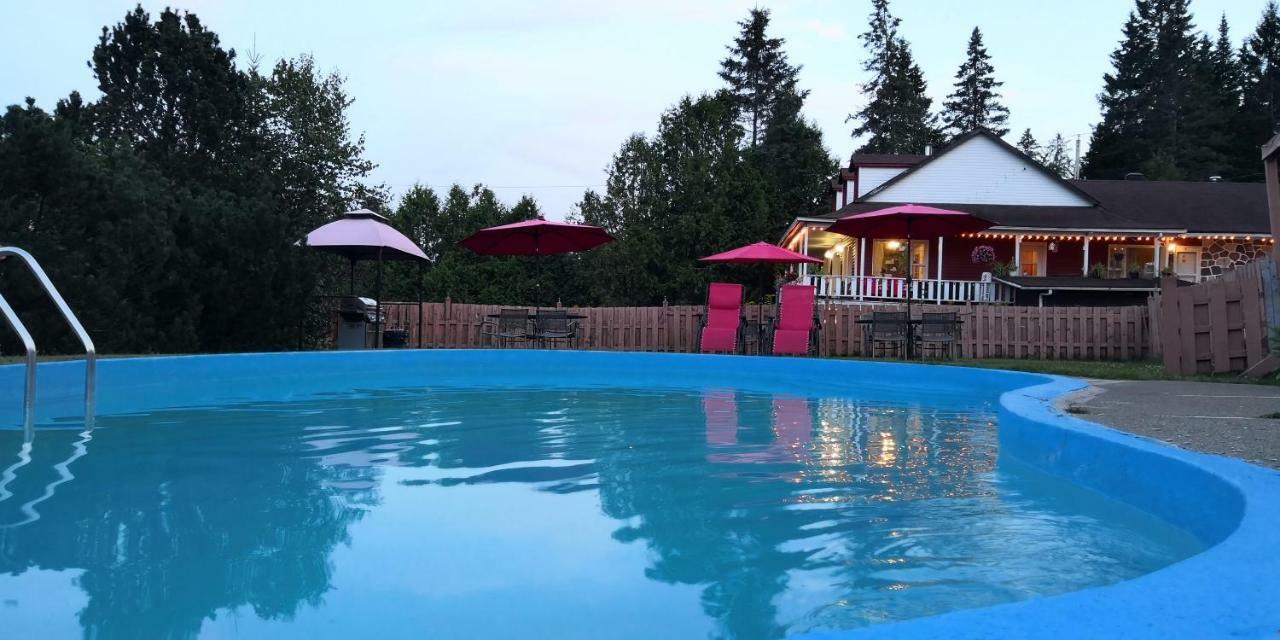 Motel Des Pays D'En Haut Val-David Exterior foto