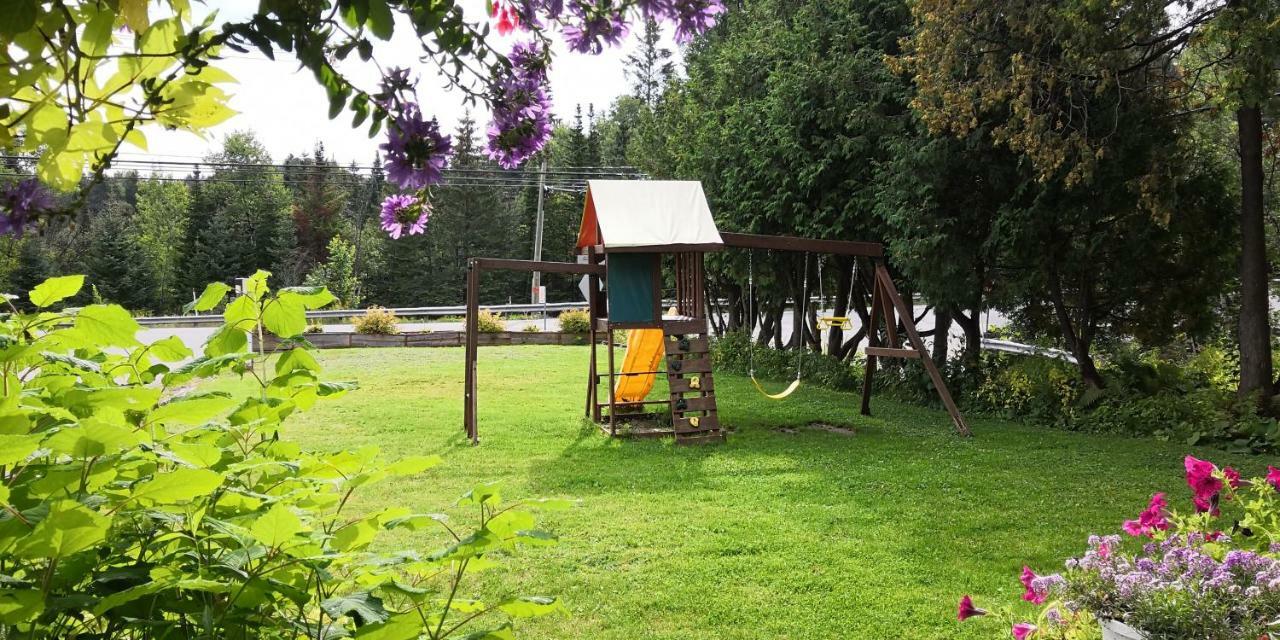 Motel Des Pays D'En Haut Val-David Exterior foto